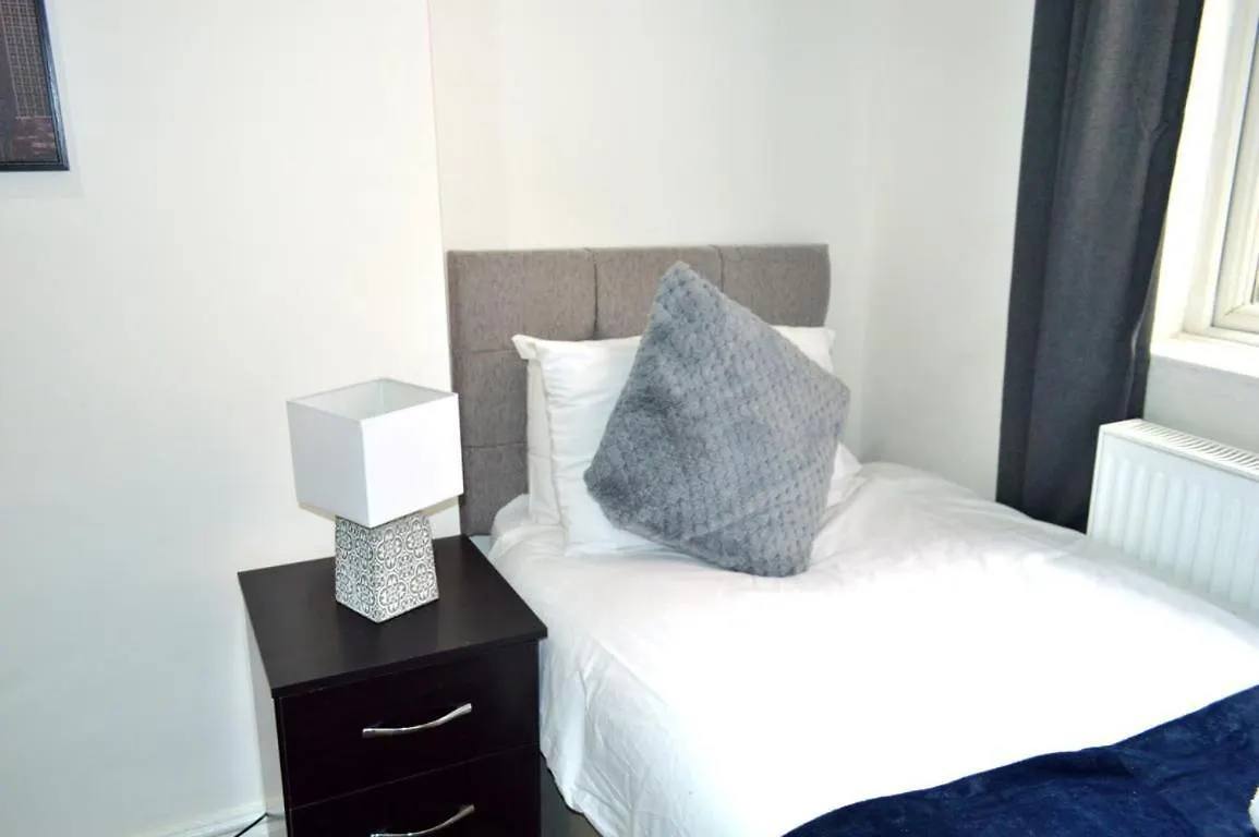 Brand New Lovely Flats By The Forest Tram Stop In ノッティンガム 0*,  イギリス
